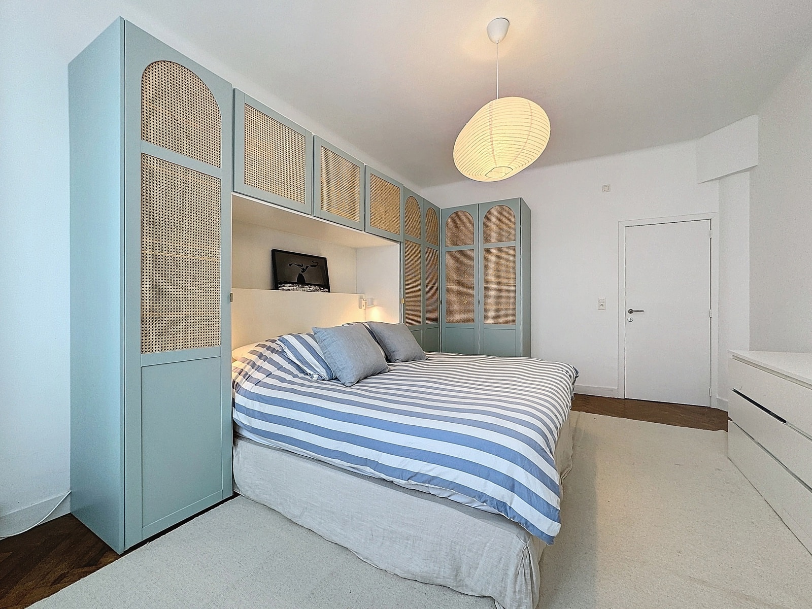 Chambre Lumineuse avec Placards – You Real Estate Agency Chambre d’appartement lumineuse avec placards sur mesure en cannage et lit double.
