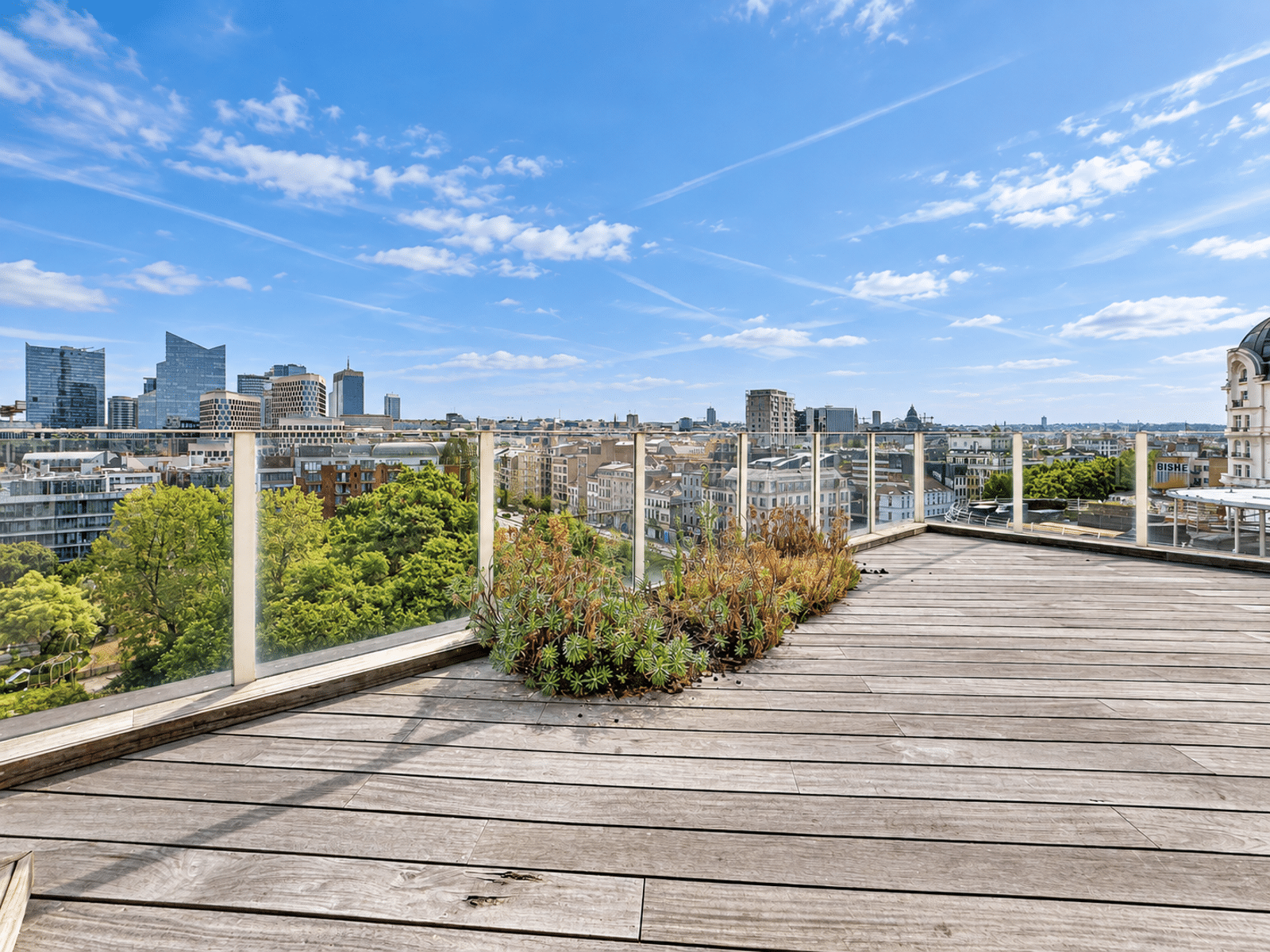 Terrasse En Bois Avec Vue Sur La Ville – You Real Estate Agency Terrasse d’appartement en bois avec vue panoramique sur la ville.