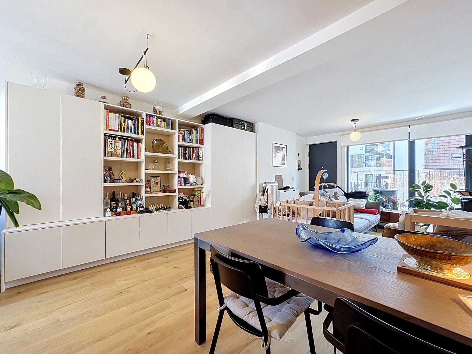 Séjour Lumineux avec Salle à Manger – You Real Estate Agency Appartement lumineux avec salon, salle à manger et balcon.