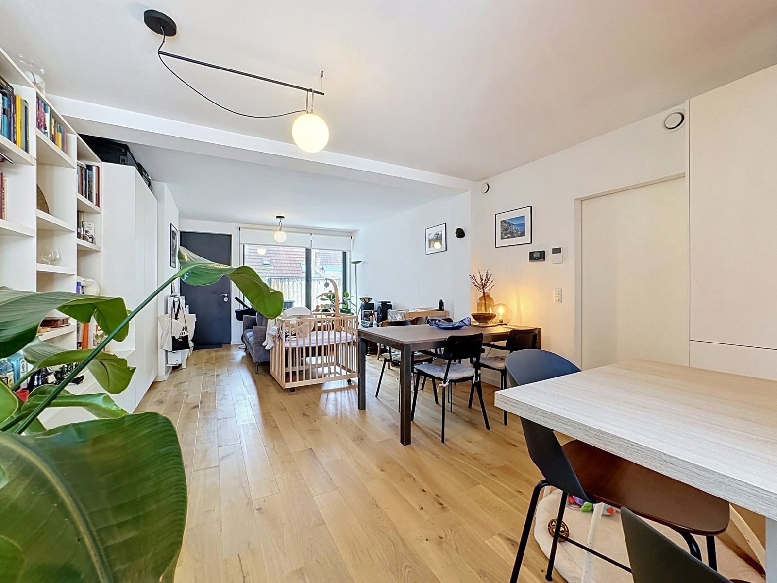 Salon-Salle à Manger Lumineux – You Real Estate Agency Appartement lumineux avec salon-salle à manger, parquet et grandes baies vitrées.