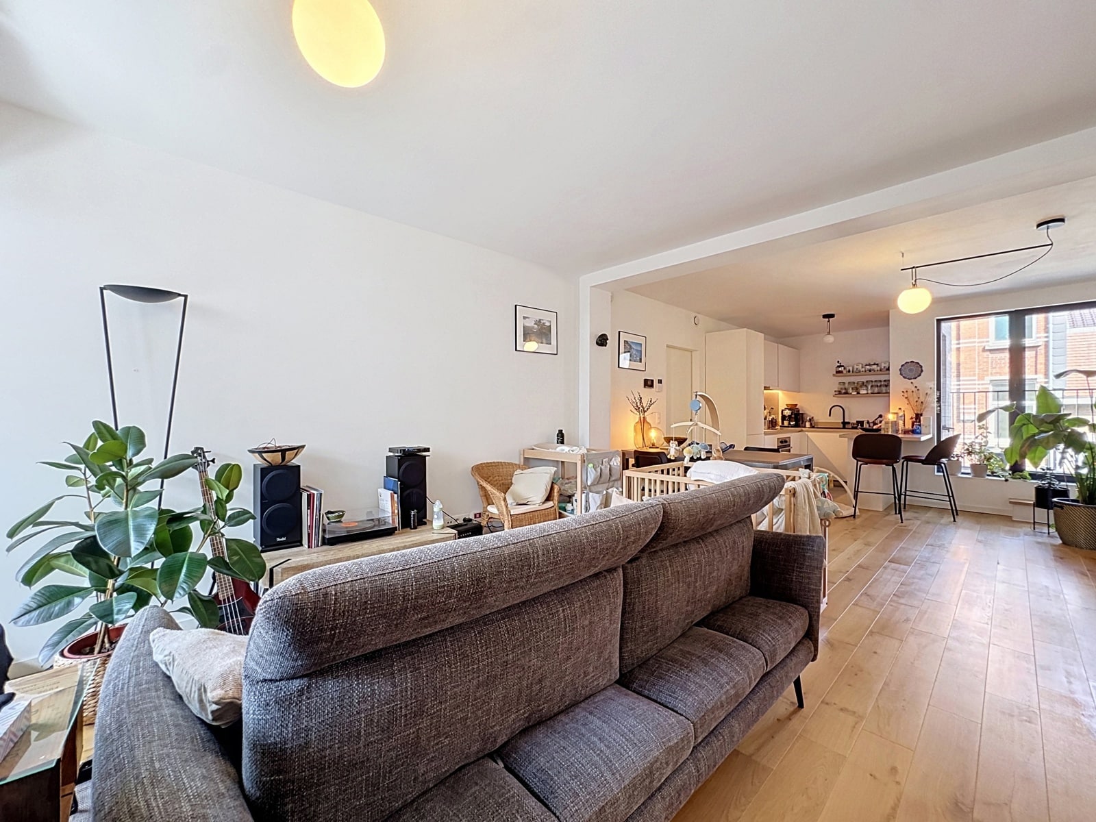Salon Lumineux Avec Cuisine Ouverte – You Real Estate Agency Salon lumineux avec cuisine ouverte moderne et espace familial dans appartement contemporain.