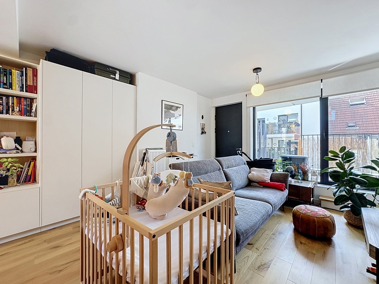 Salon Lumineux avec Coin Bébé – You Real Estate Agency Salon lumineux d’appartement avec coin bébé, parquet bois et balcon.