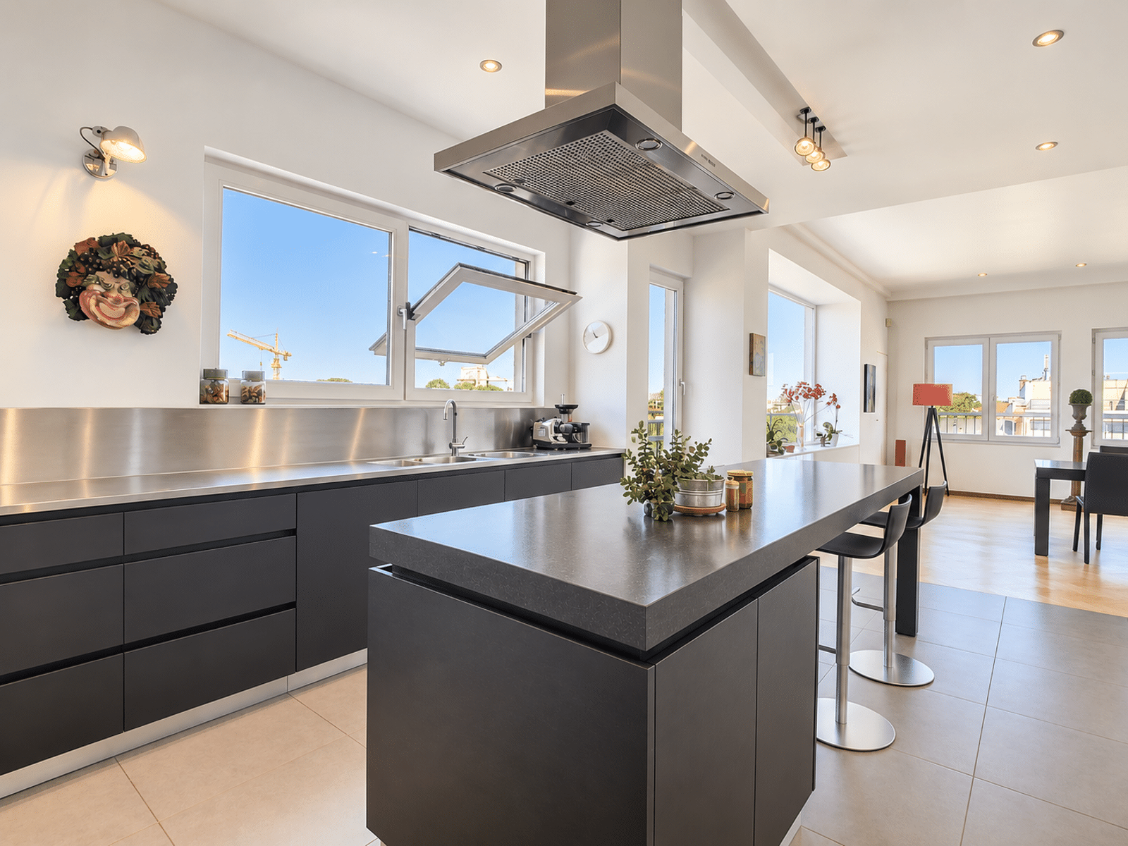 Cuisine Ouverte avec Îlot – You Real Estate Agency Cuisine ouverte moderne avec îlot central dans appartement lumineux.