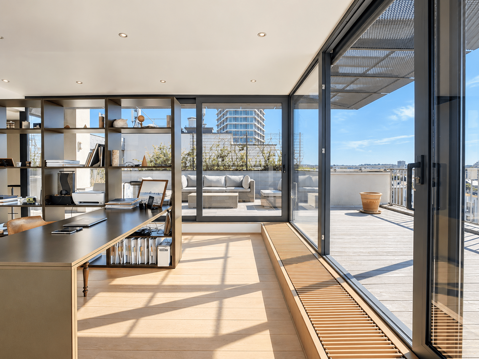 Bureau Lumineux avec Terrasse Rooftop – You Real Estate Agency Appartement moderne avec bureau lumineux, terrasse rooftop et vue sur la ville.