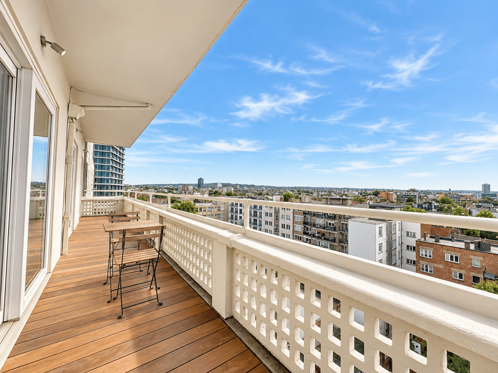 Terrasse en Bois avec Vue Panoramique – You Real Estate Agency Terrasse en bois d’un appartement moderne avec vue panoramique sur la ville.