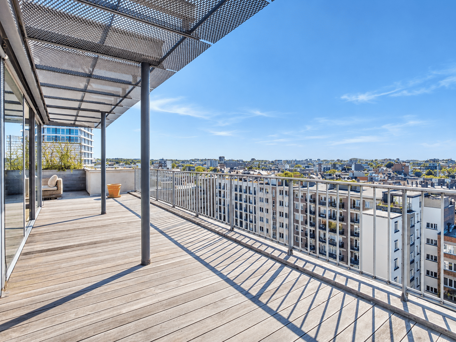 Terrasse Panoramique Avec Vue Urbaine – You Real Estate Agency Terrasse panoramique d’appartement moderne avec deck en bois et vue urbaine.