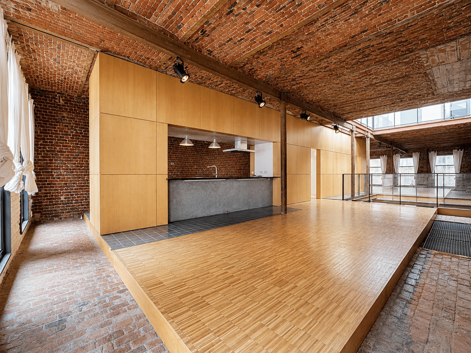 Loft Avec Cuisine Ouverte – You Real Estate Agency Appartement loft avec cuisine ouverte, plafond voûté en briques et poutres apparentes.