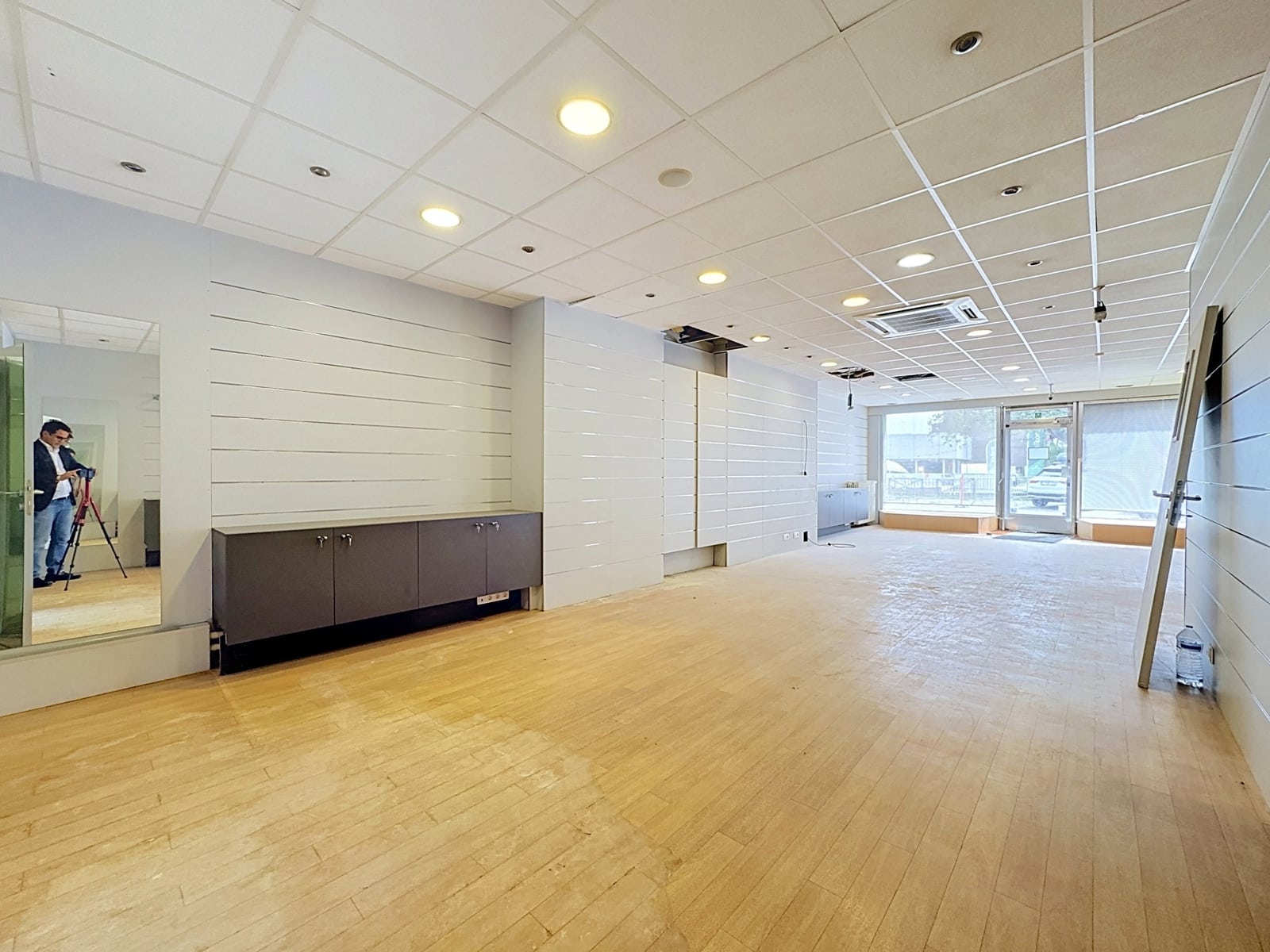 Local Commercial Lumineux avec Vitrine – You Real Estate Agency Local commercial lumineux avec parquet clair et vitrine sur rue.