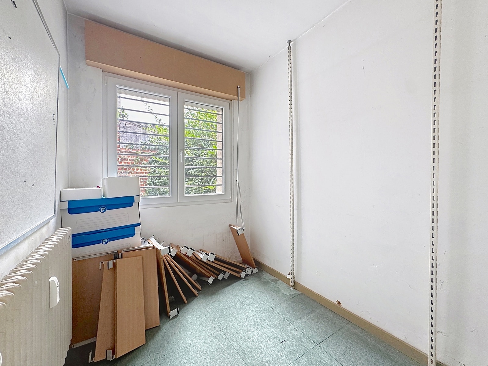 Débarras Lumineux avec Fenêtre – You Real Estate Agency Pièce de rangement lumineuse avec fenêtre, idéale pour appartement ou maison.