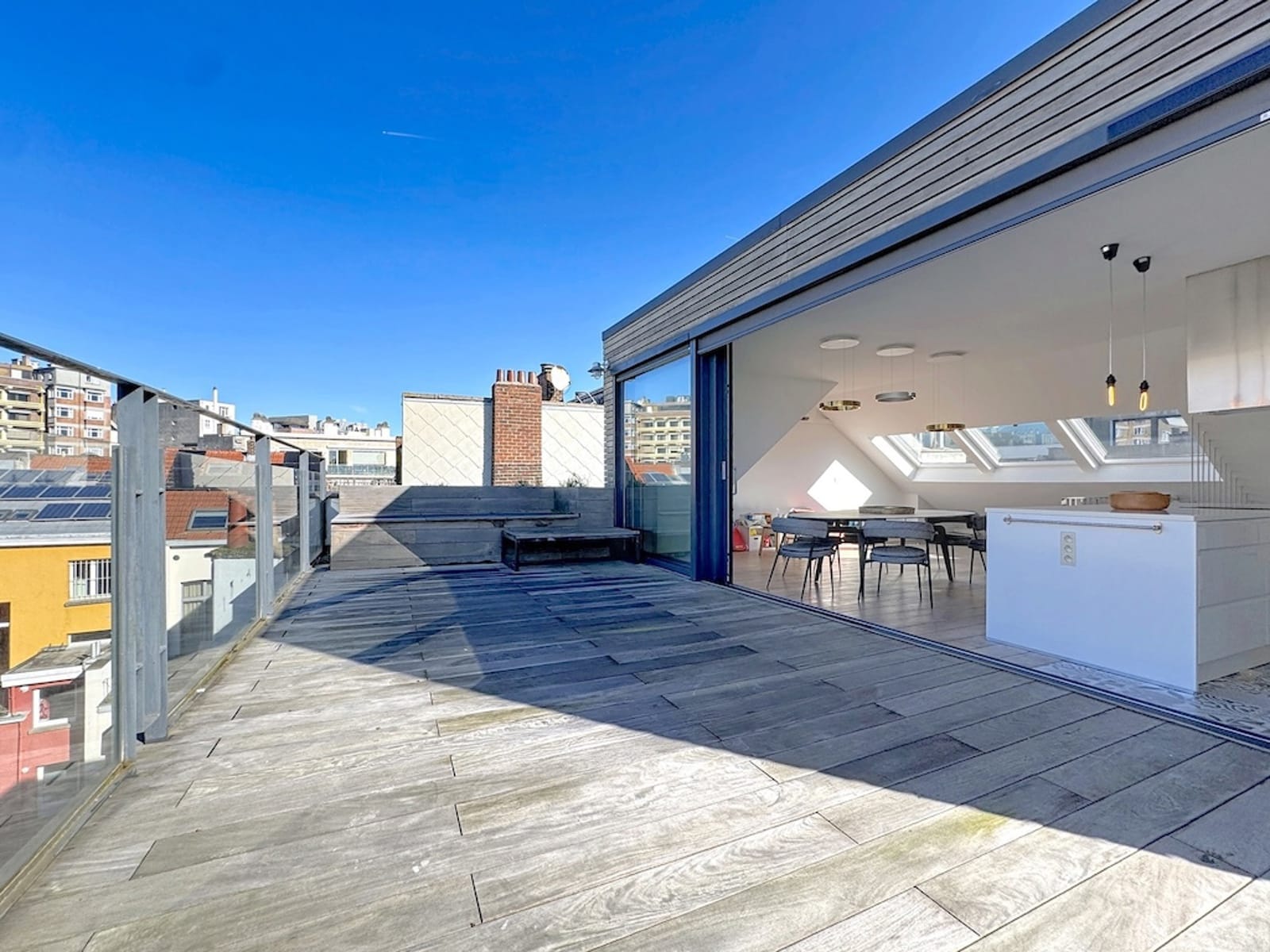 Terrasse de Penthouse avec Vue Urbaine – You Real Estate Agency Appartement penthouse avec grande terrasse, cuisine ouverte et vue urbaine.