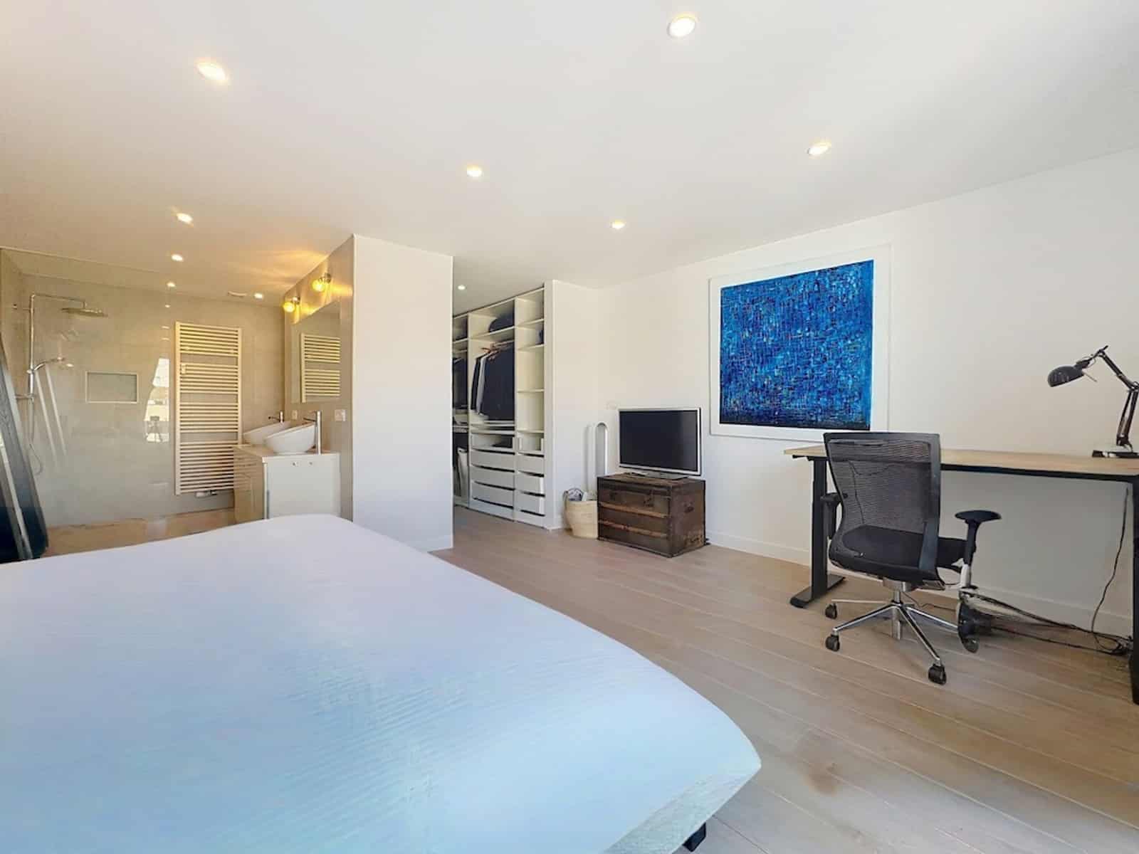 Suite Parentale avec Salle de Bain – You Real Estate Agency Suite parentale lumineuse avec salle de bain ouverte et espace bureau.