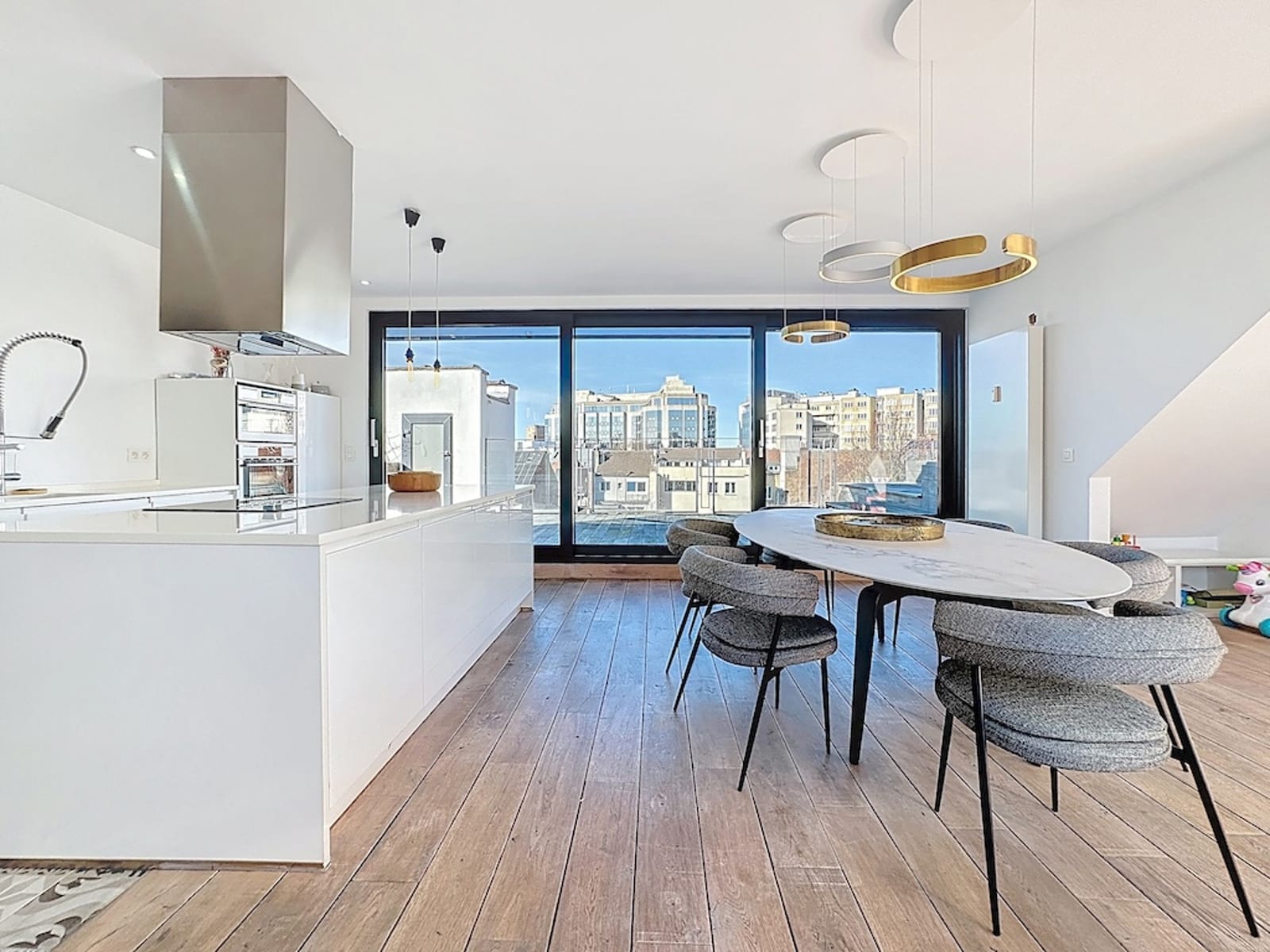 Cuisine Ouverte avec Salle à Manger – You Real Estate Agency Cuisine ouverte moderne et salle à manger lumineuse dans appartement avec baies vitrées.