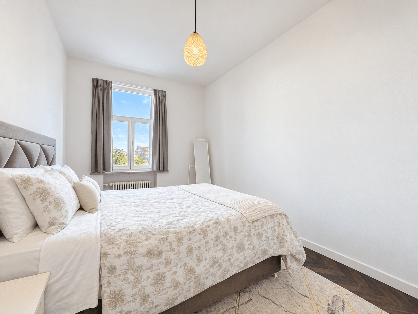 Chambre Lumineuse Avec Lit Double – You Real Estate Agency Chambre lumineuse d’appartement avec lit double, parquet et grande fenêtre.