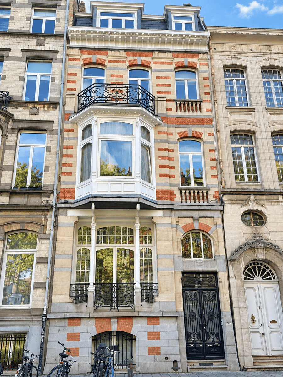 Façade De Maison De Maître – You Real Estate Agency Maison de maître historique avec façade en briques, bow-window et entrée élégante.