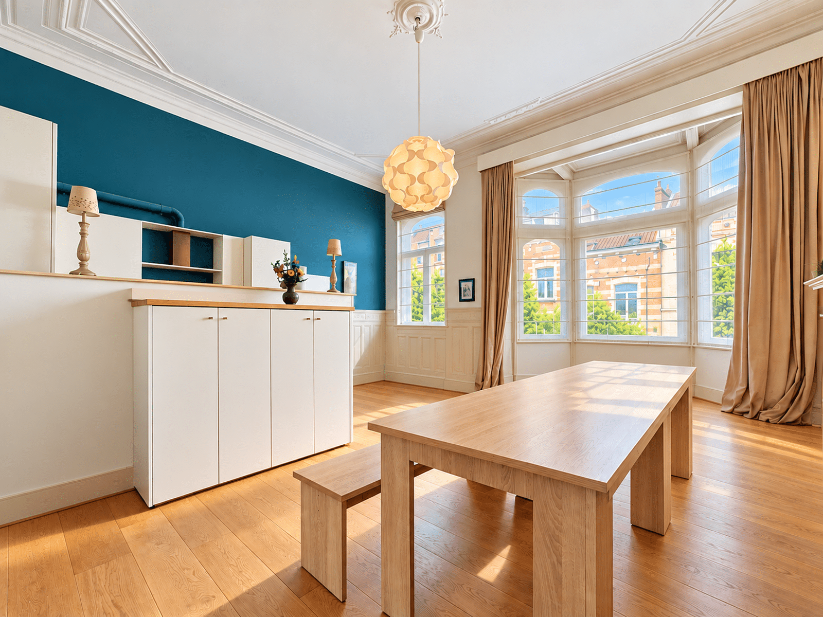 Salon Lumineux avec Moulures – You Real Estate Agency Salon lumineux d’appartement avec parquet, moulures anciennes et grande baie vitrée.