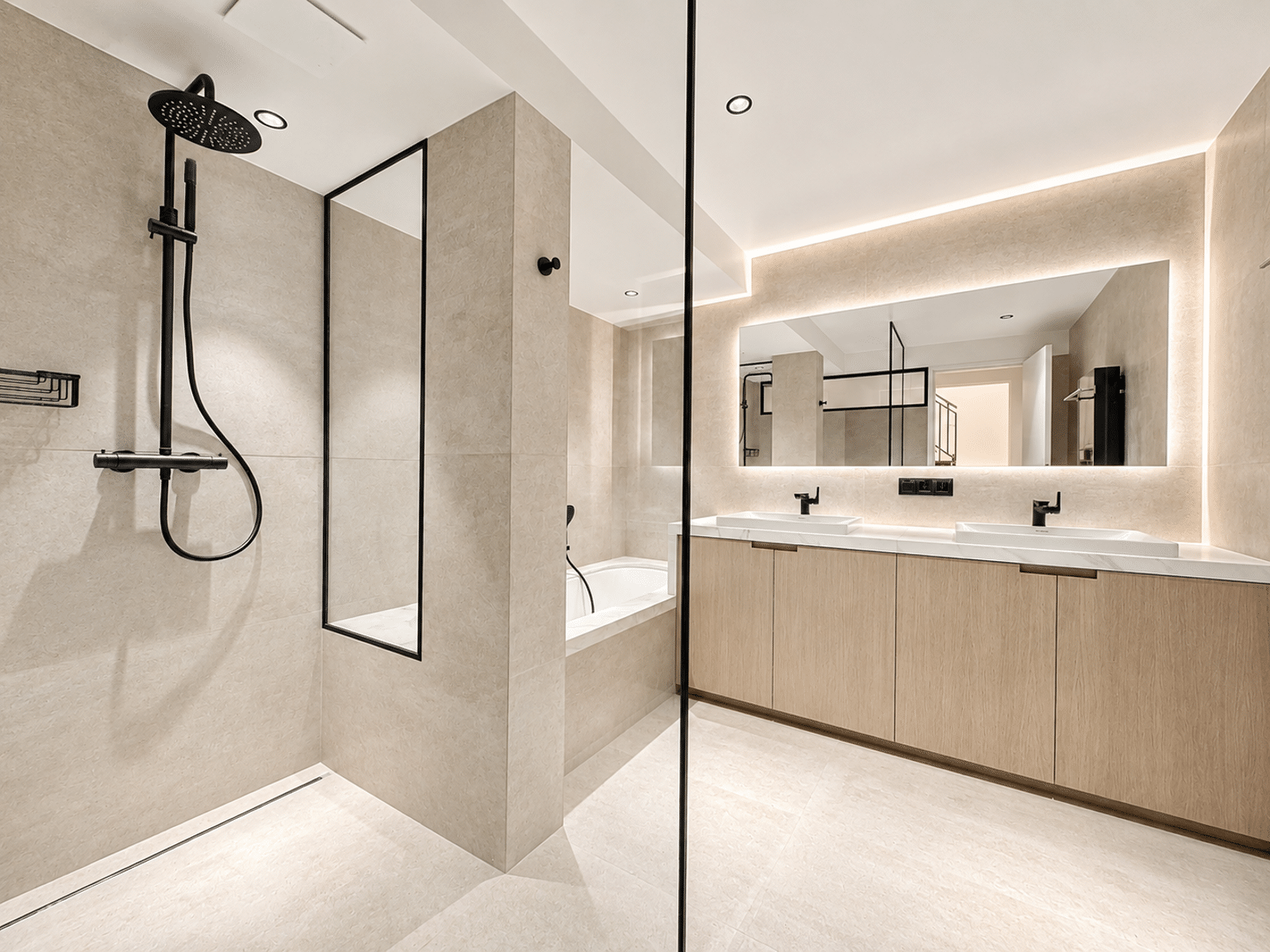 Salle de Bains Moderne – You Real Estate Agency Salle de bains moderne avec double vasque, douche à l’italienne et baignoire.