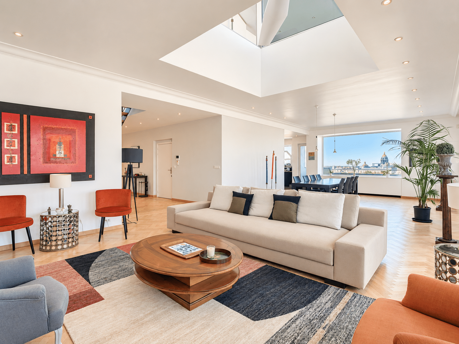 Salon Lumineux avec Puits de Lumière – You Real Estate Agency Salon lumineux d’appartement contemporain avec puits de lumière, parquet et vue urbaine.