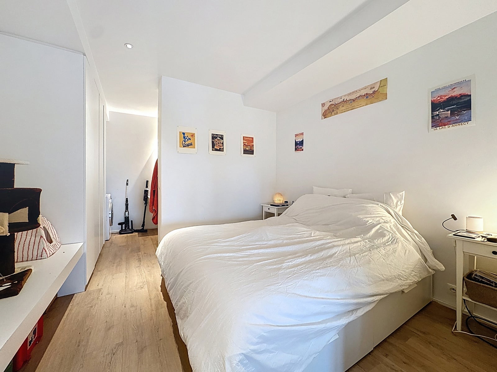 Chambre Lumineuse Avec Lit Blanc – You Real Estate Agency Chambre lumineuse d’appartement avec lit blanc, parquet bois et décoration murale.