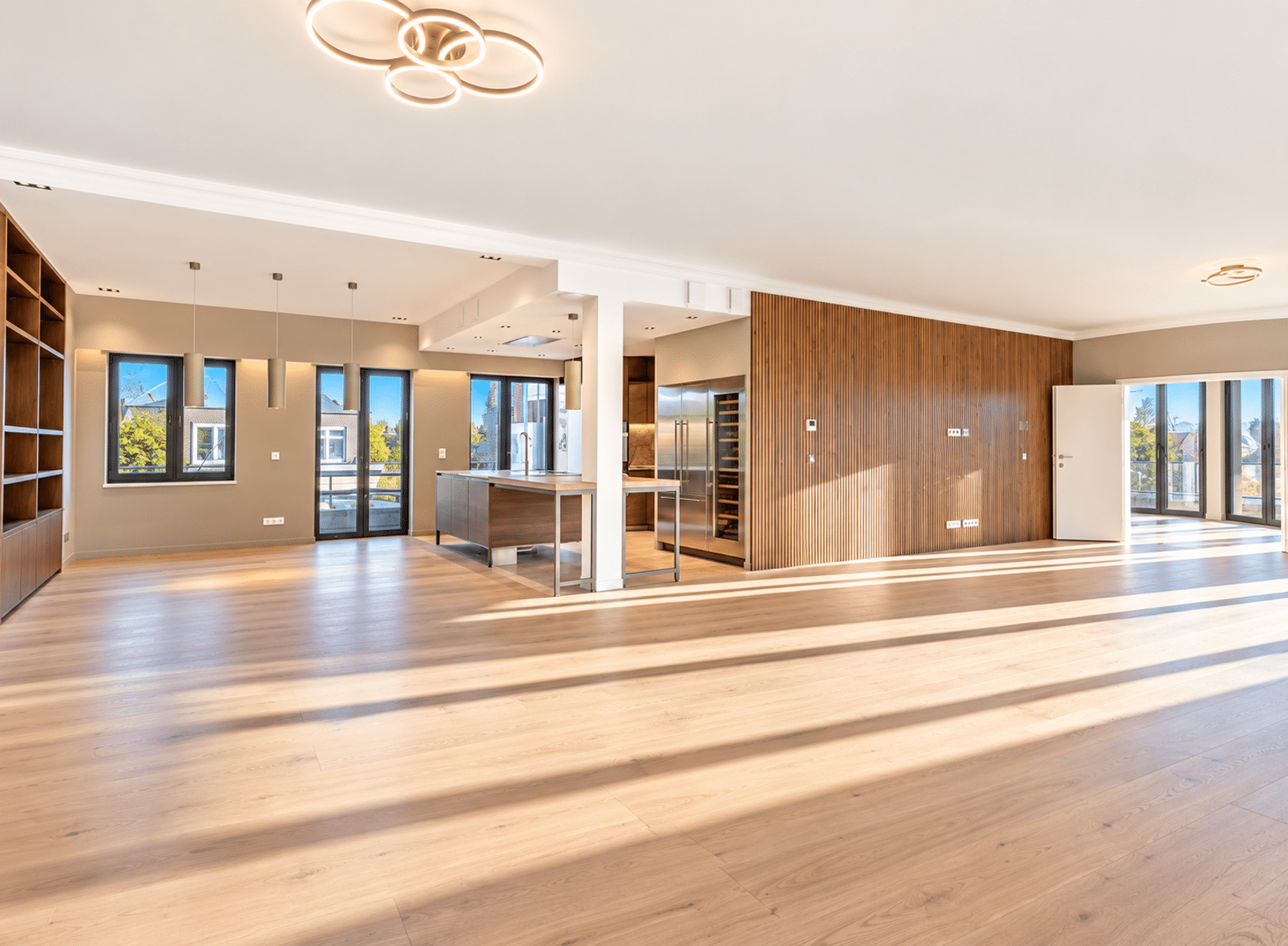 Séjour Lumineux avec Cuisine Ouverte – You Real Estate Agency Appartement lumineux avec cuisine ouverte, salon spacieux, parquet et terrasse.