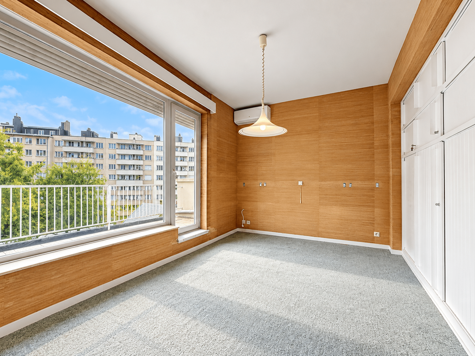 Salon Lumineux Avec Balcon – You Real Estate Agency Salon lumineux avec boiseries, grande baie vitrée et balcon en appartement.