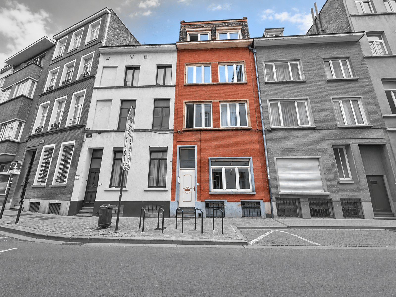 Façade de Maison de Ville en Brique – You Real Estate Agency Maison de ville en brique orange dans rue résidentielle calme.