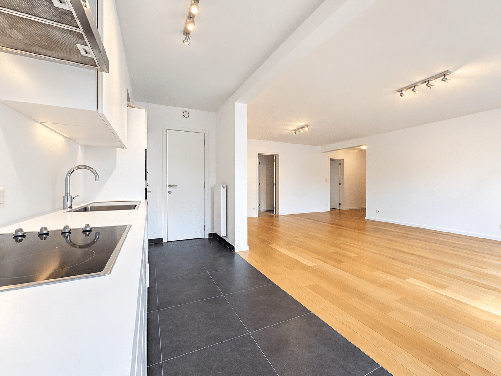 Cuisine Ouverte Et Salon Lumineux – You Real Estate Agency Appartement moderne avec cuisine ouverte blanche et spacieux salon lumineux.