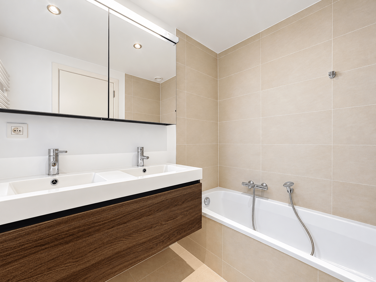 Salle de Bain avec Double Vasque – You Real Estate Agency Salle de bain moderne avec double vasque et baignoire dans appartement contemporain.