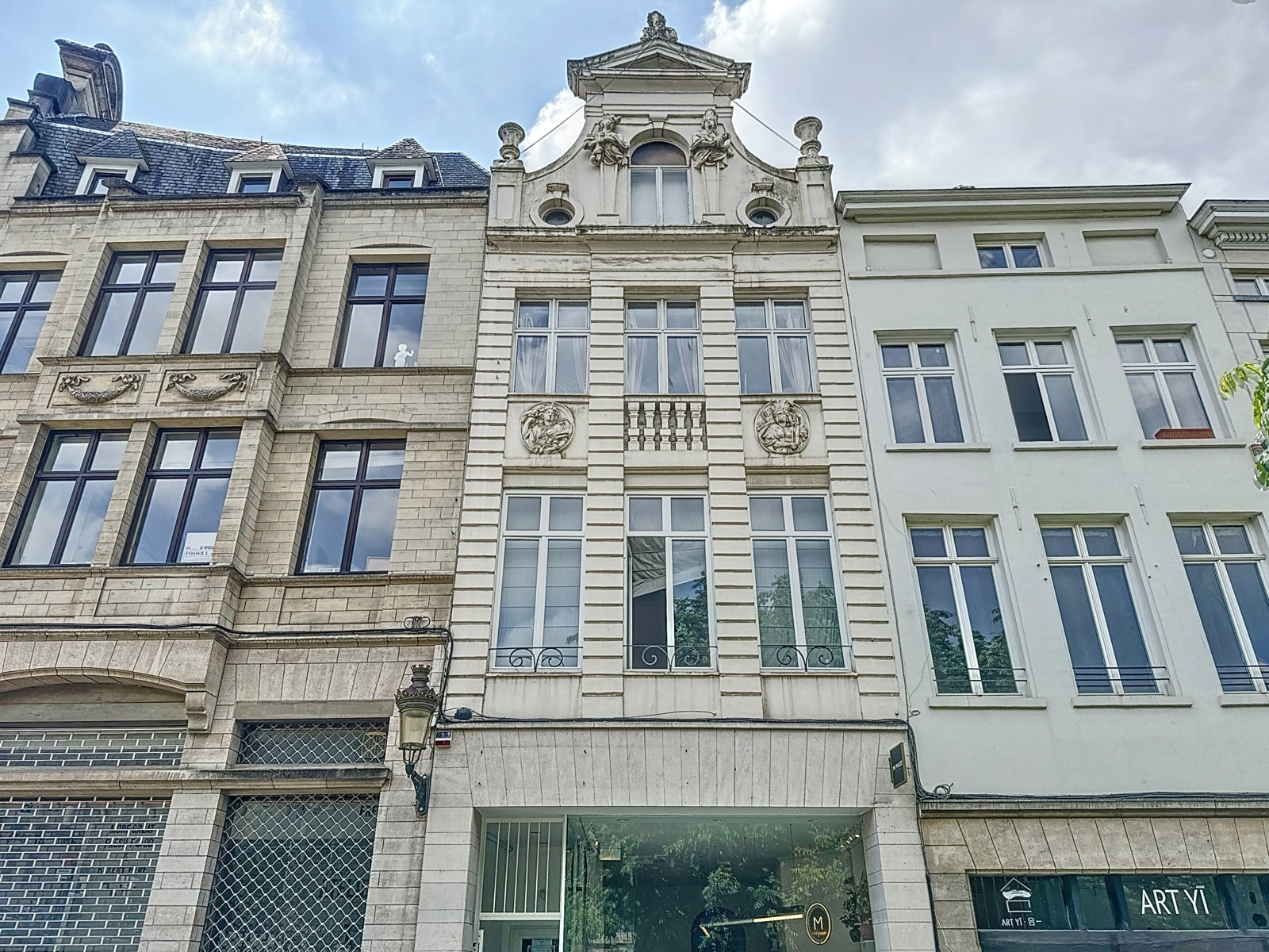 Façades D’Immeubles Anciens – You Real Estate Agency Façades d’immeubles anciens avec appartements et commerces en centre-ville européen.